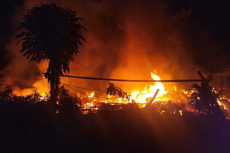 Ilustrasi kebakaran. 12 sumur minyak ilegal di Muba, Sumatera Selaatan terbakar karena percikan api rokok, Sabtu (15/10/2022).