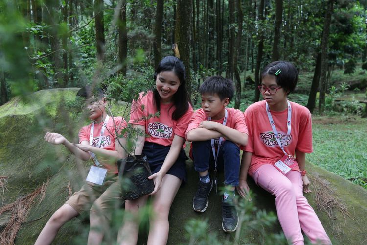 Peserta ZEN Day in Nature melihat bibit pohon teh (tea tree) saat mengikuti pengenalan alam di Kawasan Gunung Pancar, Kabupaten Bogor, Sabtu (15/10/2022). Tea tree dikenal membawa manfaat  sebagai anti bakteri, anti radang, antiseptic, mengurangi jerawat serta jamur pada kulit. 