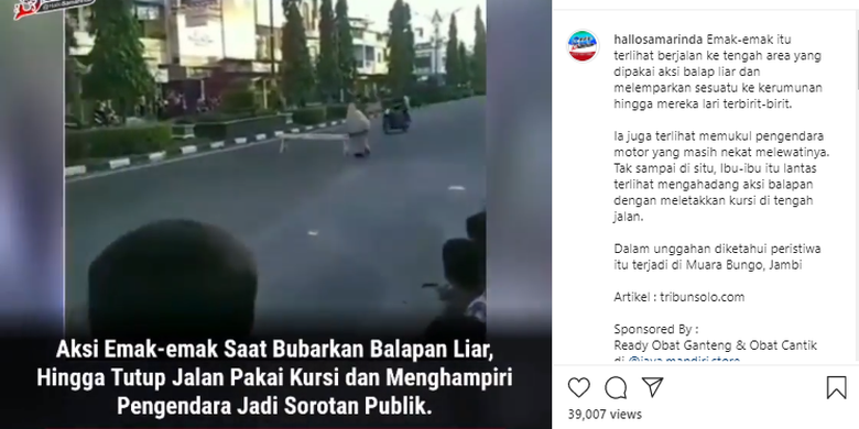 Tangkapan layar video emak-emak bubarkan balapan liar di Jambi dengan menutup jalan pakai kursi