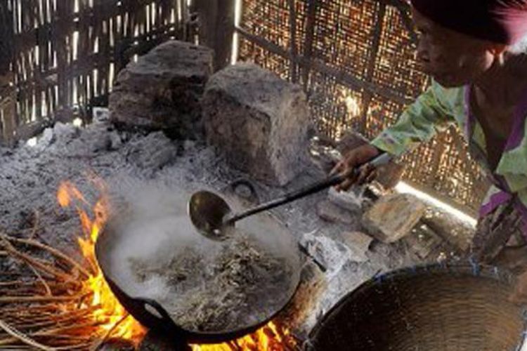 Lorjuk direbus di kuali ukuran sedang menggunakan nyala api dari kayu bakar. Setelah dikeringkan, lorjuk dibuat beragam olahan makanan. Air rebusan lorjuk dibuat menjadi petis.