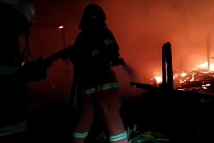 Petugas memadamkan api yang membakar tiga rumah warga di Desa Gunungtumpeng Kecamatan Suruh Kabupaten Semarang