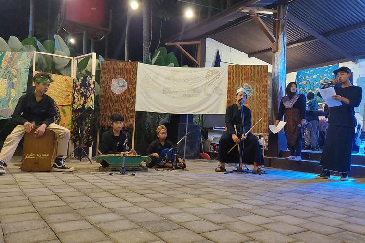 Kelompok Latar Kalitan menjadi pengisi acara pembukaan Soramata Exhibition