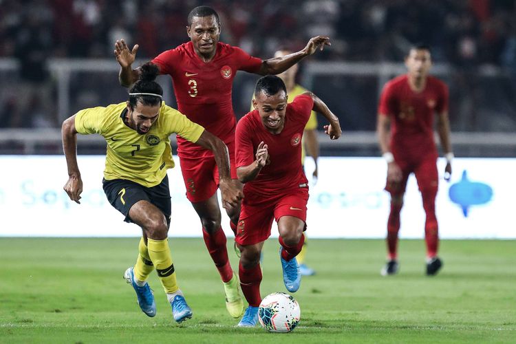 Pesepak bola timnas Indonesia, Yustinus Paew berebut bola dengan pesepak bola timnas Malaysia saat pertandingan Kualifikasi Piala Dunia 2022 Grup G Zona Asia di Stadion Gelora Bung Karno, Senayan, Jakarta, Kamis (5/9/2019). Tim nasional Indonesia menelan kekalahan dari Malaysia dengan skor 2-3.