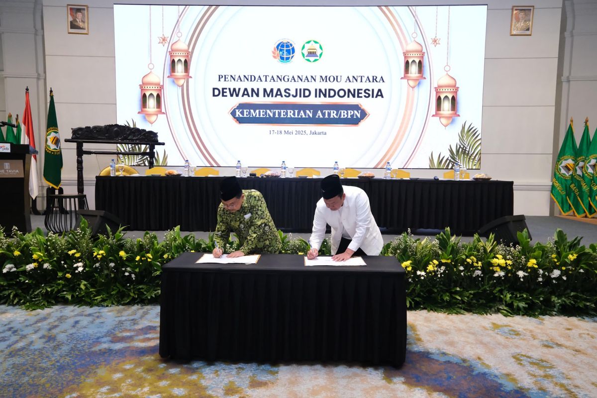 Menteri Agraria dan Tata Ruang/Kepala Badan Pertanahan Nasional (ATR/BPN), Nusron Wahid, pada Sabtu (17/05/2025), menyampaikan komitmennya untuk menuntaskan sertipikasi tanah wakaf yang belum terdaftar. Upaya sertipikasi akan terus dilakukan dengan melibatkan berbagai pihak terkait, termasuk lembaga keagamaan seperti Dewan Masjid Indonesia (DMI).