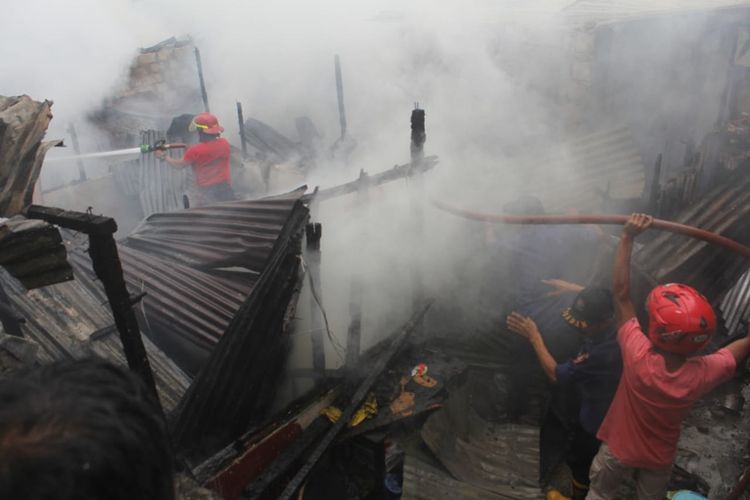 Petugas Pemadam Kebakaran berusaha memadamkan sisa-sisa kebakaran di kawasan Kampung Ohiu Desa Batu Merah, Kecamatan Sirimau Ambon, Jumat sore (16/8/2019). Dalam musibah kebakaran itu lima rumah warga ludes dan satu orang terluka