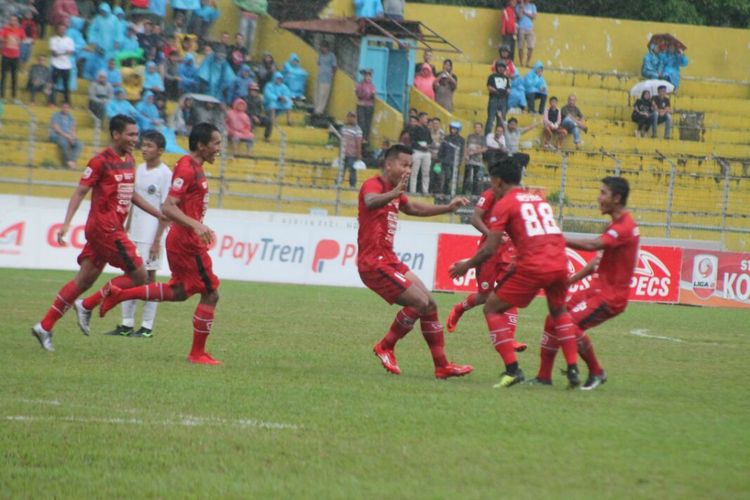 Pemain Semen Padang melakukan selebrasi gol.