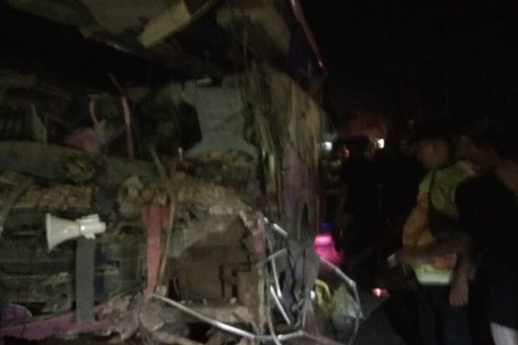 Sebuah bus menabrak rumah, warung, dan sepeda motor di Ciamis, Jawa Barat, Sabtu (21/5/2022) petang.