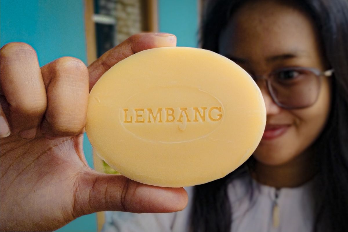 Penuh khasiat dan protein, roduk Sabun Susu Lembang diburu wisatawan.