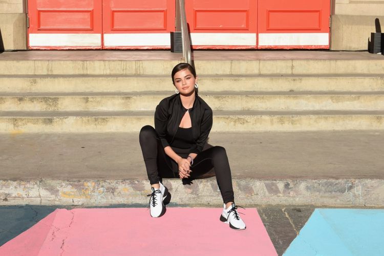 Selena Gomez memulai debut sepatu training khusus perempuan terbaru dari Puma, Defy