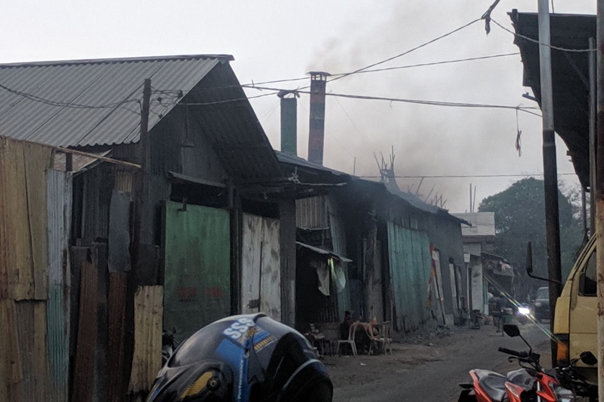 Industri pembakaran arang dan peleburan timah yang dikeluhkan warga Cilincing, Jakarta Utara.