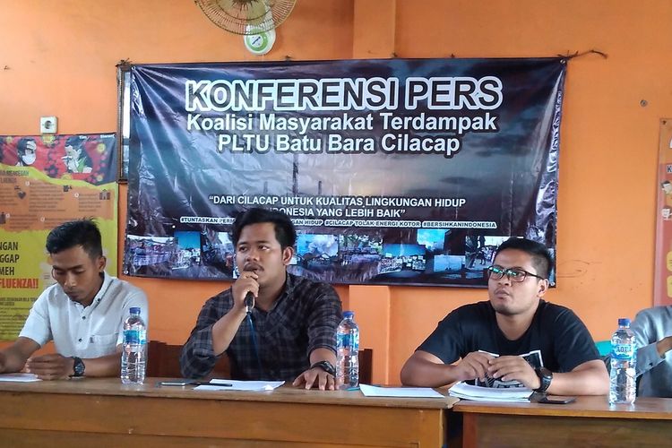Sejumlah elemen masyarakat yang tergabung dalam Koalisi Masyarakat Terdampak PLTU menggelar konferensi pers di Balai Dusun Winong, Desa Slarang, Kecamatan Kesugihan, Kabupaten Cilacap, Jawa Tengah, Rabu (16/10/2019).