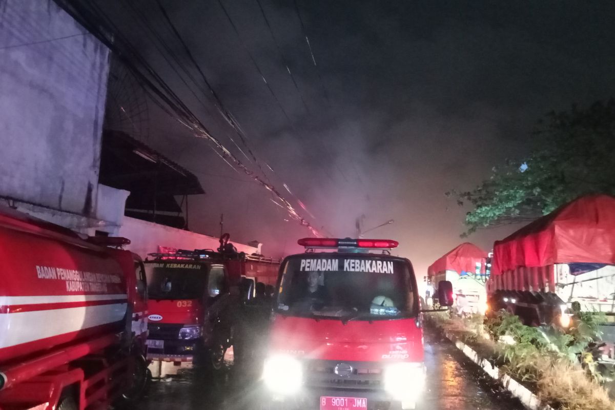 Suasana Hujan Turut Membantu Pemadaman yang Masih Berlangsung di Kebakaran Pabrik Paralon Kosambi Tangerang. Foto Diambil Pukul 20.00 WIB