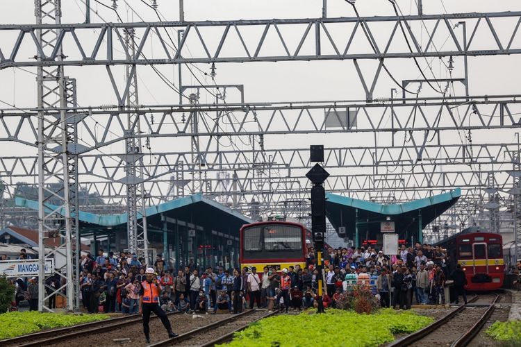 Penumpukan penumpang akibat anjloknya gerbong kereta rel listrik (KRL) nomor 1507 rute Bogor - Angke di wilayah Stasiun Manggarai, Jakarta Selatan, Selasa (3/10/2017). 