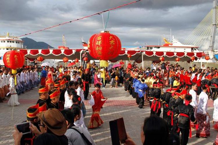 Para pelajar yang membawakan Tari Maengket secara kolosal tampil pada Festival Tahun Baru Imlek 2568 di Manado, Sulawesi Utara, Minggu (29/1/2017).