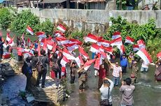 Mahasiswa dan Warga Bantaran Kali Code Kibarkan 79 Bendera Merah Putih di Tengah Aliran Sungai