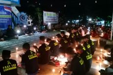 Pencinta Sepak Bola di Kendari Gelar Doa Bersama, Tonton Video Detik-detik Tragedi Kanjuruhan Malang, dan Bakar Lilin