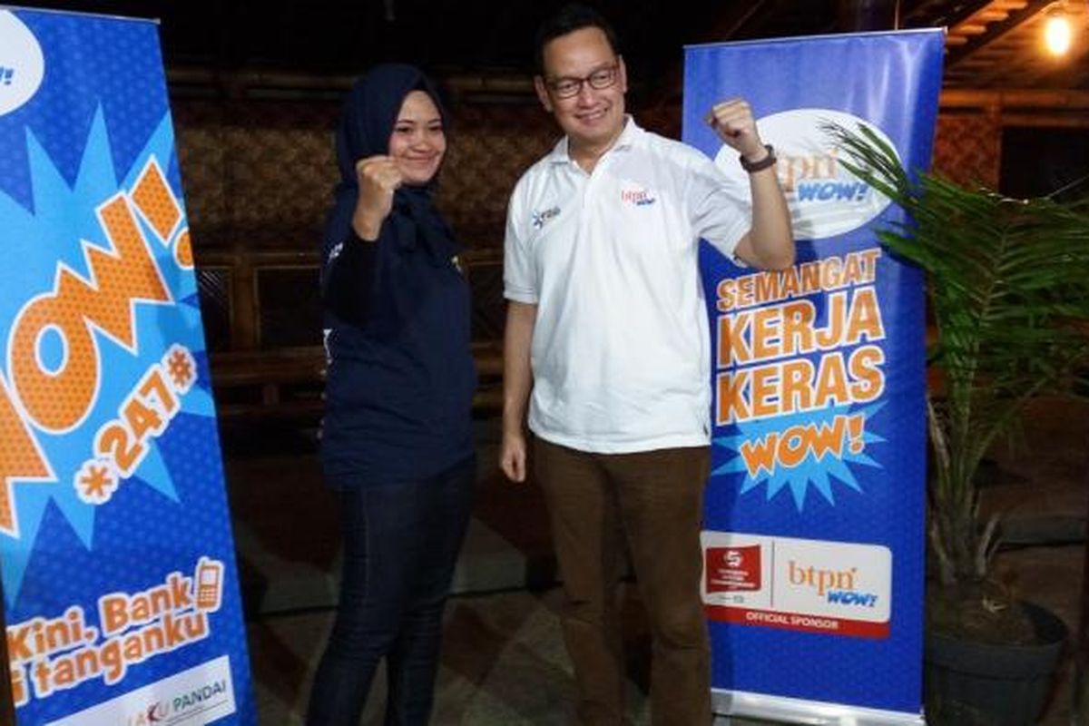 Chief of Marketing BTPN Wow!, Luhur Budijarso, berfoto bersama dengan Mia Beutik saat berdiskusi bersama sejumlah media di Kampung Sawah, Jumat (9/12/2016).