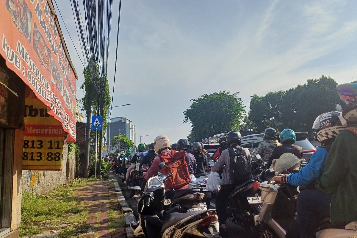 Arus lalu lintas di Jalan Buncit Raya dari arah Ragunan menuju Mampang Prapatan, Jakarta Selatan, padat merayap.