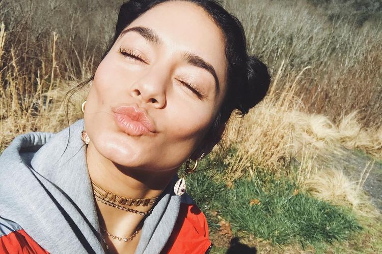 Vanessa Hudgens mengenakan anting-anting kerang.