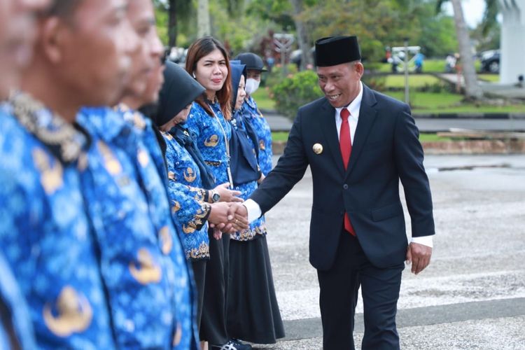 Bupati Bulungan Syarwani terlihat menyalami ASN saat upacara bendera di Kantor Bupati Bulungan, Kaltara, Senin (23/9/2024). 