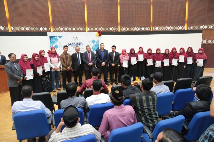 Para mahasiswa Universitas Al Azhar penerima penghargaan berpose bersama staf KBRI Kairo, Mesir. Ada 201 mahasiswa yang mendapat penghargaan karena meraih prestasi terbaik selama menempuh pendidikan.