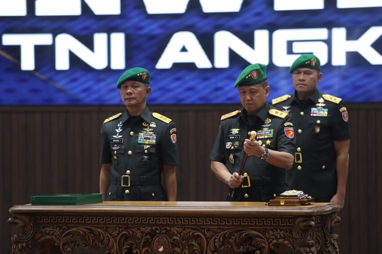 Mayor Jenderal (Mayjen) Ruruh Aris Setyawibawa (kanan) resmi meneruskan tongkat komando Mayjen Richard T H Tampubolon sebagai Panglima Komando Daerah Militer (Pangdam) XVI/Pattimura.