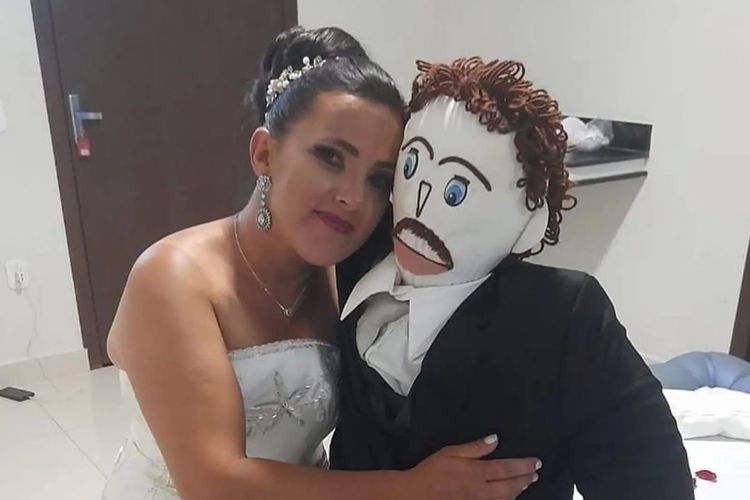 Seorang wanita di Brazil menikahi boneka kain dan mengaku memiliki anak setelah berhubungan dengan ?pasangannya? itu. 
