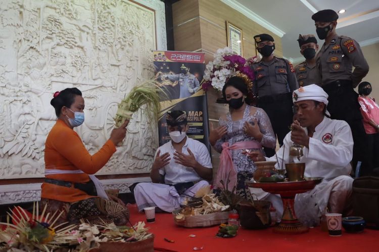 Terdakwa I Wayan Bawa Kartika bersama kekasih hatinya NKP saat melangsungkan prosesi pernikahan secara agama Hindu di Lobby Polresta Denpasar, Jalan Gunung, Sanghayang No 110, Padang Sambian, Denpasar Barat, pada Senin (18/4/2022)./Dok.Humas Polresta Denpasar