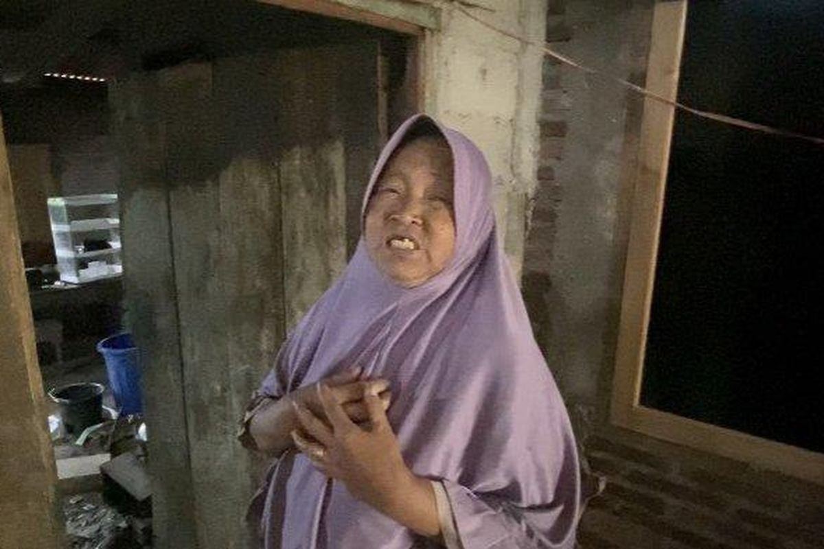 Jumirah ketika ditemui di rumahnya di Desa Kandangan, Kecamatan Bawen, Kabupaten Semarang. Dirinya mengaku resah sejak menerima uang pembebasan lahan Tol Yogyakarta-Bawen. Sebab, dia didatangi sejumlah oknum dan meminta uangnya.