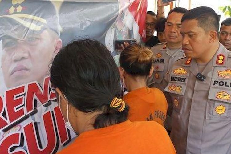 Kapolres Sukabumi, AKBP Maruly Pardede saat menginterograsi dua pelaku perekrut TKI Ilegal. 