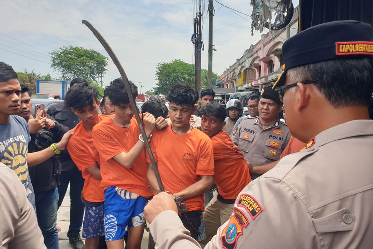 Haikal (18), Rasya Aditya (18), Bagus Setyawan (19), Abil Syah Gilang (20) dan Muhammad Rizky Fadillah (21) dihadirkan saat polisi menggelar konferensi pers di Jalan Medan-Binjai Km 16, Desa Serba Jadi, Kabupaten Deli Serdang, Sumatera Utara pada Selasa (29/7/2025). 