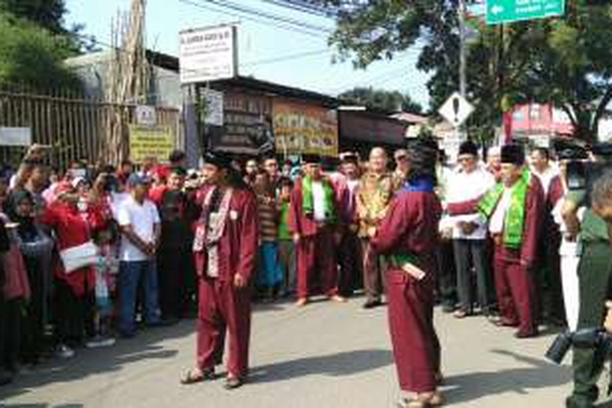 Aksi palang pintu membuka acara Festival Condet di Jalan Raya Condet, Balekambang, Kramatjati, Jakarta Timur, Sabtu (30/7/2016).