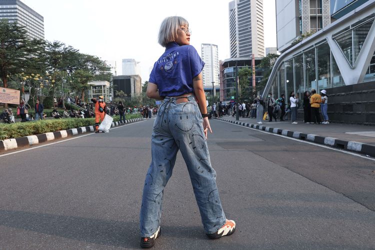 Mitha asal Bandung berpose di kawasan Dukuh Atas, Jakarta, Rabu (20/7/2022).  Fenomena Citayam Fashion Week di kawasan Dukuh Atas mendadak viral karena gaya busana nyentik yang didominasi anak muda dari Depok, Citayam, dan Bojonggede.