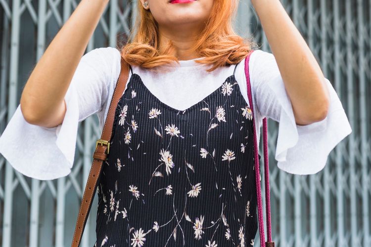 Ilustrasi fashion. Gen Z di 2025 semakin berani menabrak pakem fashion lewat gaya layering tak biasa, busana bekas pilihan, dan padu padan yang menonjolkan identitas diri.