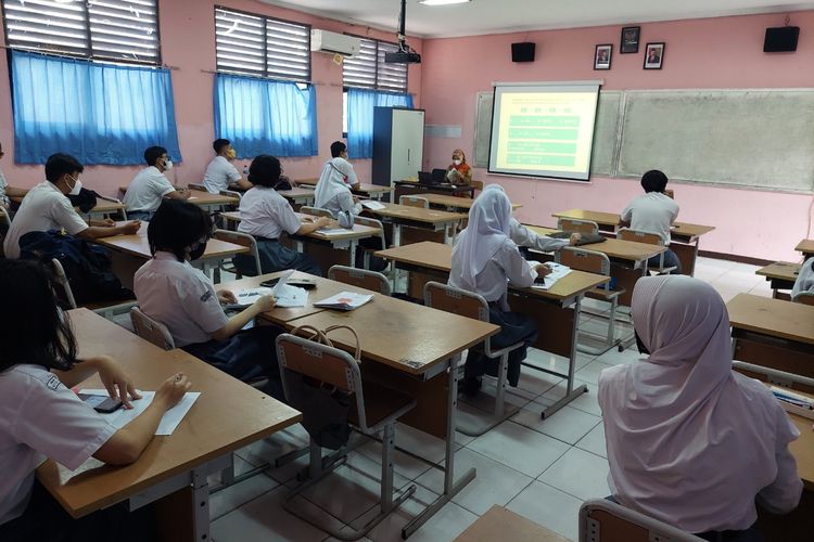 Para siswa kelas 12 MIPA 3 SMAN 1 Tangerang yang mengikuti uji coba pembelajaran tatap muka (PTM) perdana pada Senin (6/9/2021).