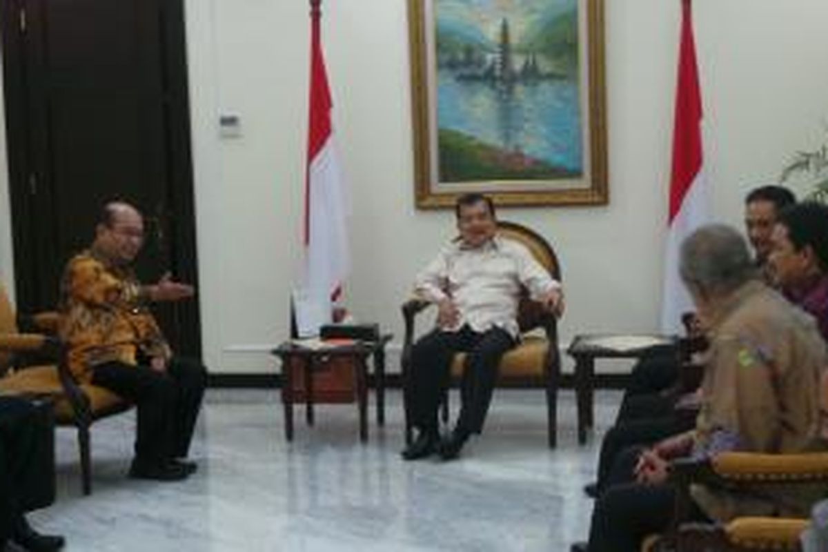 Wakil Presiden Jusuf Kalla (tengah)