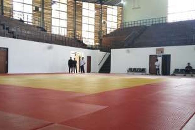 Suasana persiapan Venue Judo dalam pertandingan Pekan Olahraga Nasional (PON) XIX 2016 di GOR Saparua Bandung, Rabu (3/8/2016). Seluruh pengerjaan venue PON ditargetkan selesai 31 Agustus 2016. 
