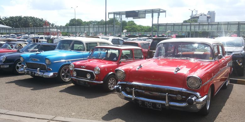 Deretan mobil klasik yang meramaikan pameran Classic for The Young Generation yang diadakan Perhimpunan Penggemar Mobil Kuno Indonesia (PPMKI) di Maxxbox Lippo Village, Tangerang, Sabtu (31/3/2018). 