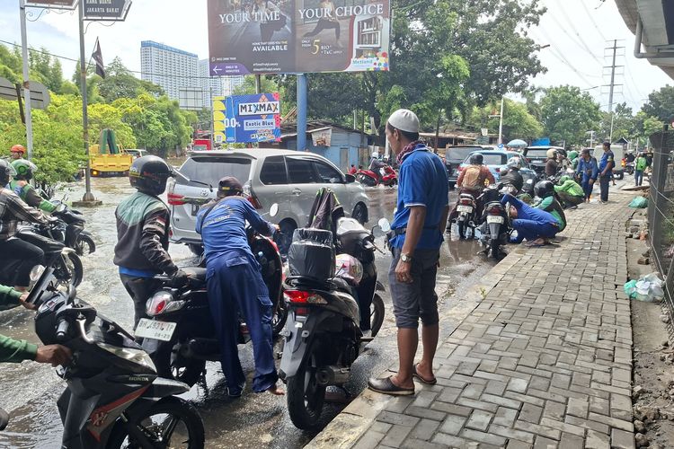 Banyak Motor Mogok karena Banjir di Jakbar, Petugas Sudin SDA Jadi Mekanik Dadakan
