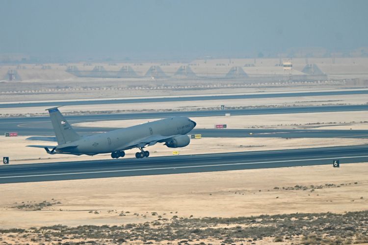 A U.S. Air Force KC-135 Stratotanker lepas landas di Al Udeid Air Base, Qatar (1/11/2023).