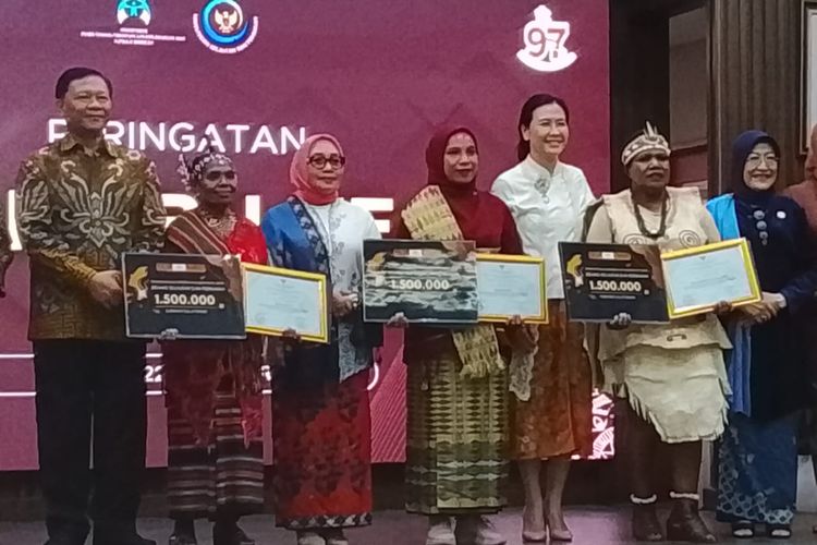 Dua perempuan nelayan asal Maluku dan Papua menerima penghargaan. 