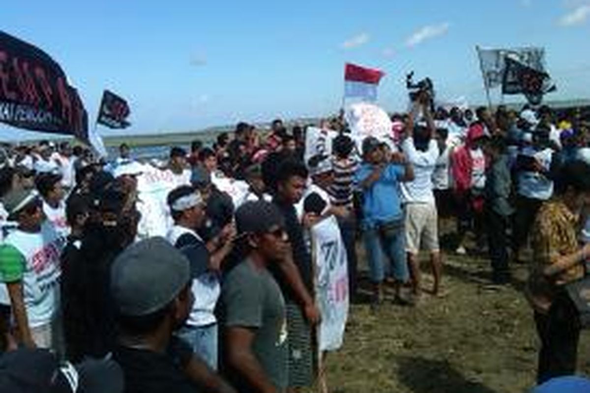 Warga Tanjung Benoa, Bali berunjuk rasa di sekitar Teluk Benoa, Jum'at (2/7/2013) menolak reklamasi.