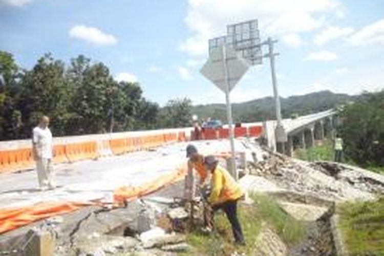 Jalan tol Ungaran-Bawen di kilometer (KM) 34 600, tepatnya di bagian abutment (pangkal) jembatan 

Lemah Ireng 1 mengalami amblas sepanjang 15 meter, lebat 4 meter dengan kedalaman satu meter