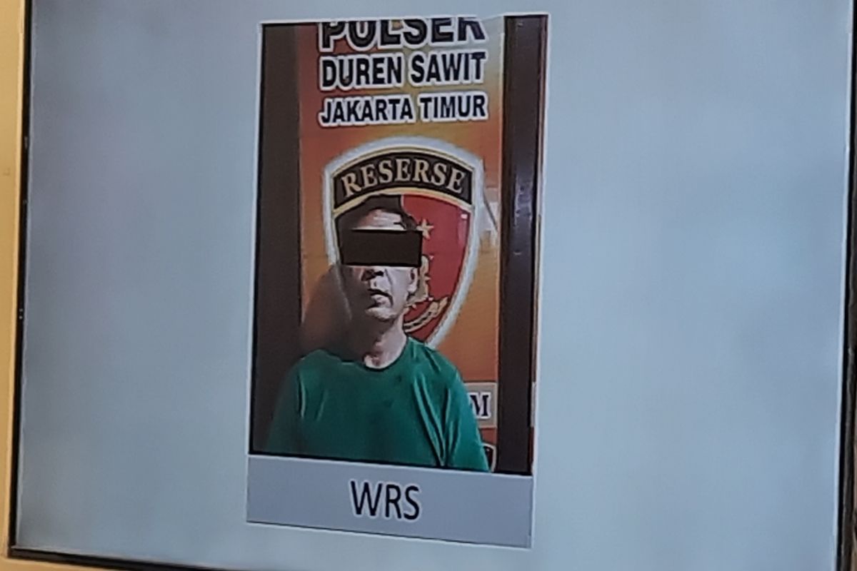 Pria berinisial W (42) pura-pura menangis setelah membunuh istrinya, SS (29), di sebuah petak kontrakan di RT 009 RW 005 Pondok Kelapa, Duren Sawit, Jakarta Timur.