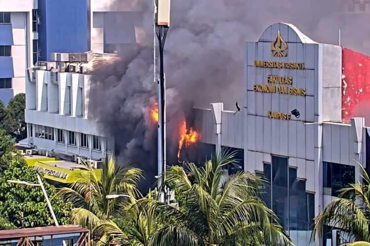 Penampakan kebakaran di Kampus F Universitas Trisakti, Cempaka Putih, Jakarta Pusat, Senin (27/5/2024).