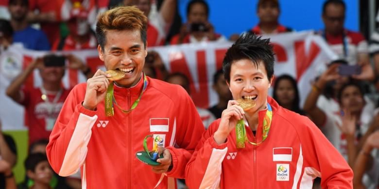 Pasangan ganda campuran Indonesia, Tontowi Ahmad/Liliyana Natsir, berfoto dengan medali emas Olimpiade Rio yang dimenangi setelah mengalahkan wakil Malaysia, Chan Peng Soon/Goh Liu Ying Goh, 21-14, 21-12, pada laga final di Riocentro Pavilion 4, Rio de Janeiro, Brasil, (17/8/2016).