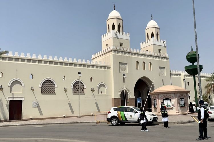 Suasana Masjid Bir Ali, tempat miqat jemaah haji dan umrah dari Madinah. 