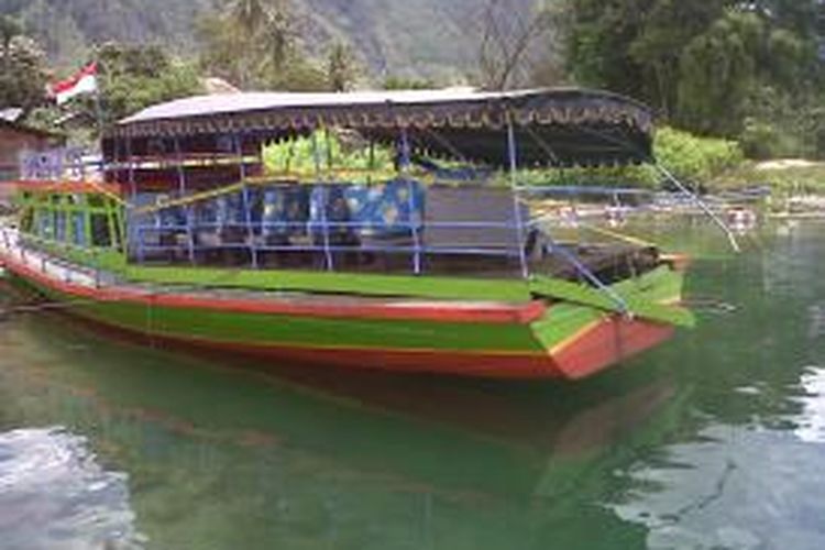 Kapal Motor Wisata Yola yang tertabrak kapal Fery Tao Toba I, Minggu (8/92013) silam, diparkir di Pelabuhan Lopo Parindo, Kecamatan Simanindo, Kabupaten Samosir, Sumatera Utara.