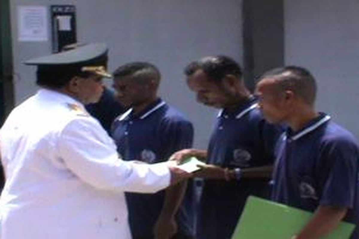 Gubenur Papua Barat, Abraham O Atururi, saat menyerahkan berita acara pemberian remisi Umum II kepada 4 Narapidana Kelas II B Manokwari, yang dinyatakan bebas langsung, dalam pemebrian remisi HUT RI ke 67. Jumat (17/8). 