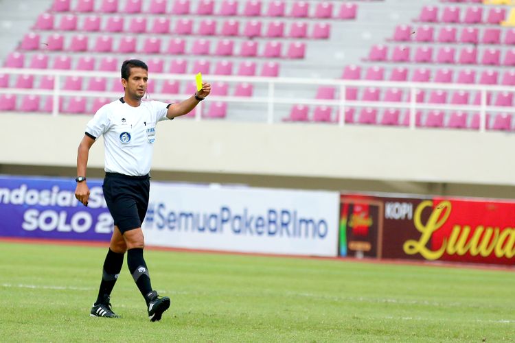 Wasit Thoriq M Alkatiri memberi kartu kuning pemain saat pertandingan pada pekan ke-17 Liga 1 2022-2023 Dewa United FC melawan Persebaya Surabaya yang berakhir dengan skor 1-2 di Stadion Manahan Solo, Sabtu (24/12/2022) sore. Terkini, Thoriq M Alkatiri menjadi salah satu dari 18 wasit yang lolos seleksi untuk memimping kompetisi Liga 1 2023-2024. 